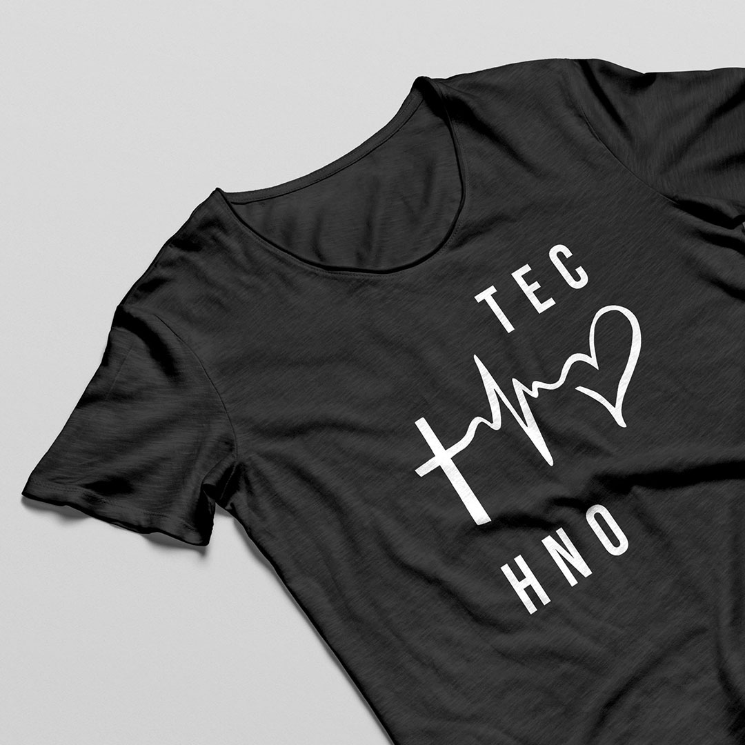 Camiseta Techno Beat Love vista directa del diseño completo