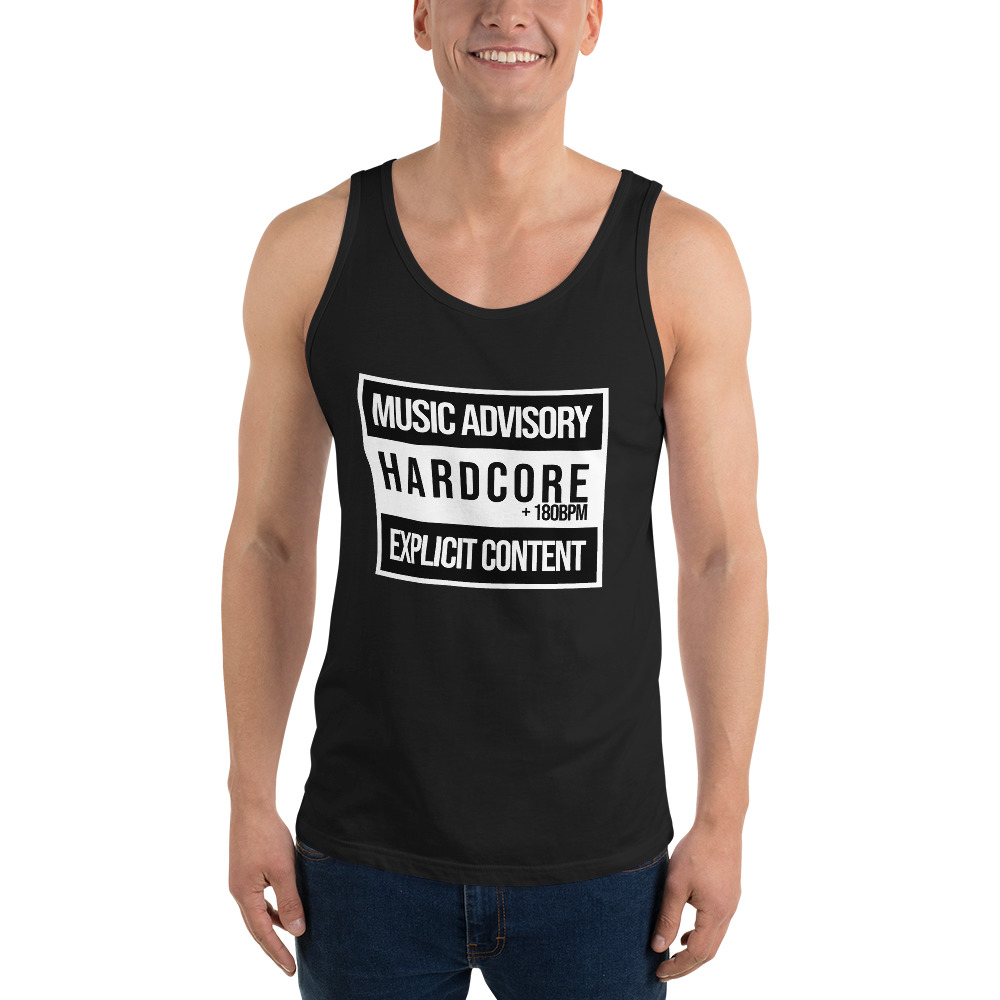 Camiseta tirantes Music Advisory Hardcore descubre como queda en un modelo de hombre, por la parte frontal